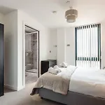 Stayzeni, Ouse Court Spacious 2 Bed Flat דירה *