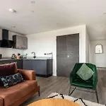 Stayzeni, Ouse Court Spacious 2 Bed Flat דירה *